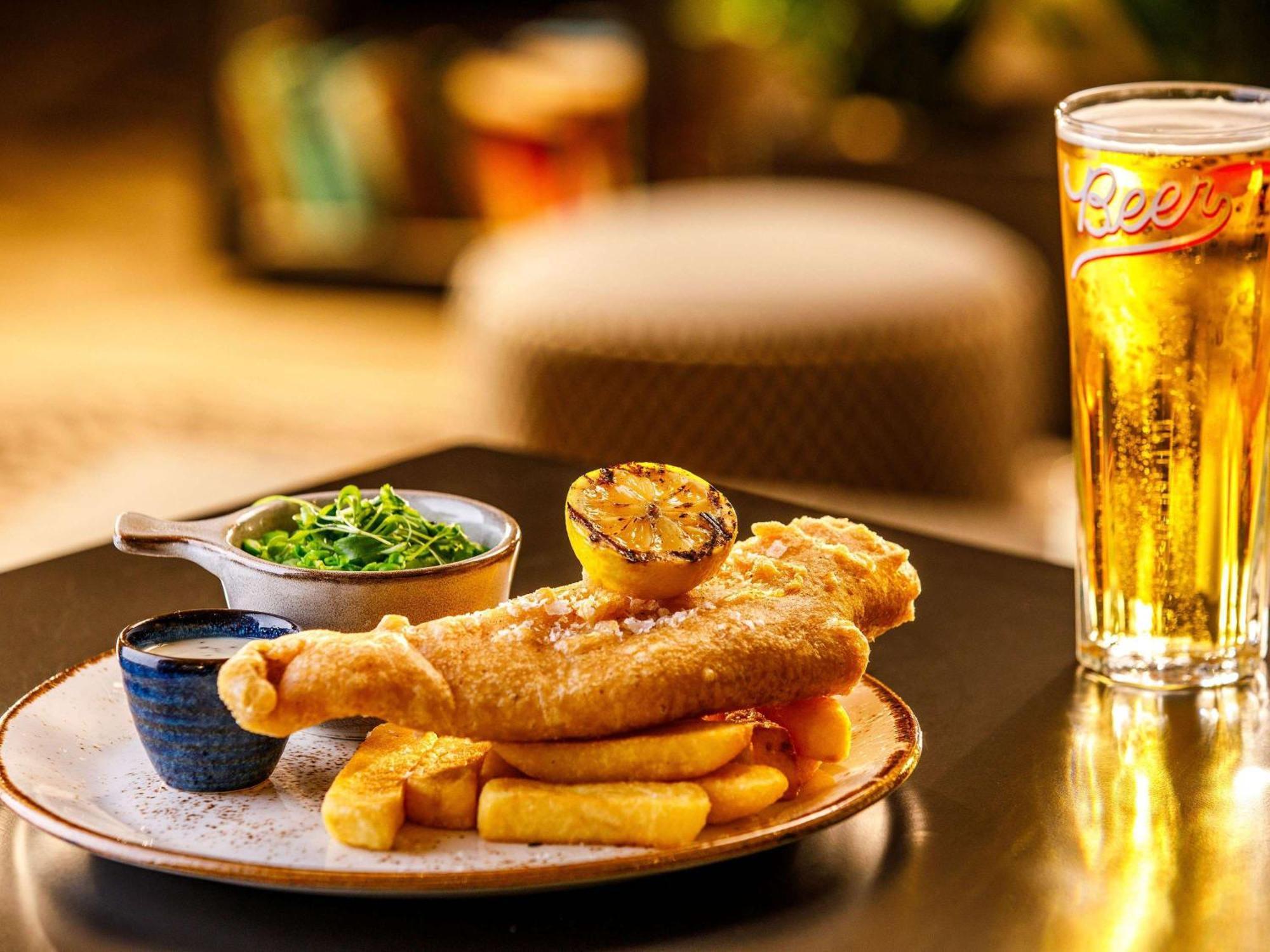 Mercure Cardiff North Hotel Ngoại thất bức ảnh